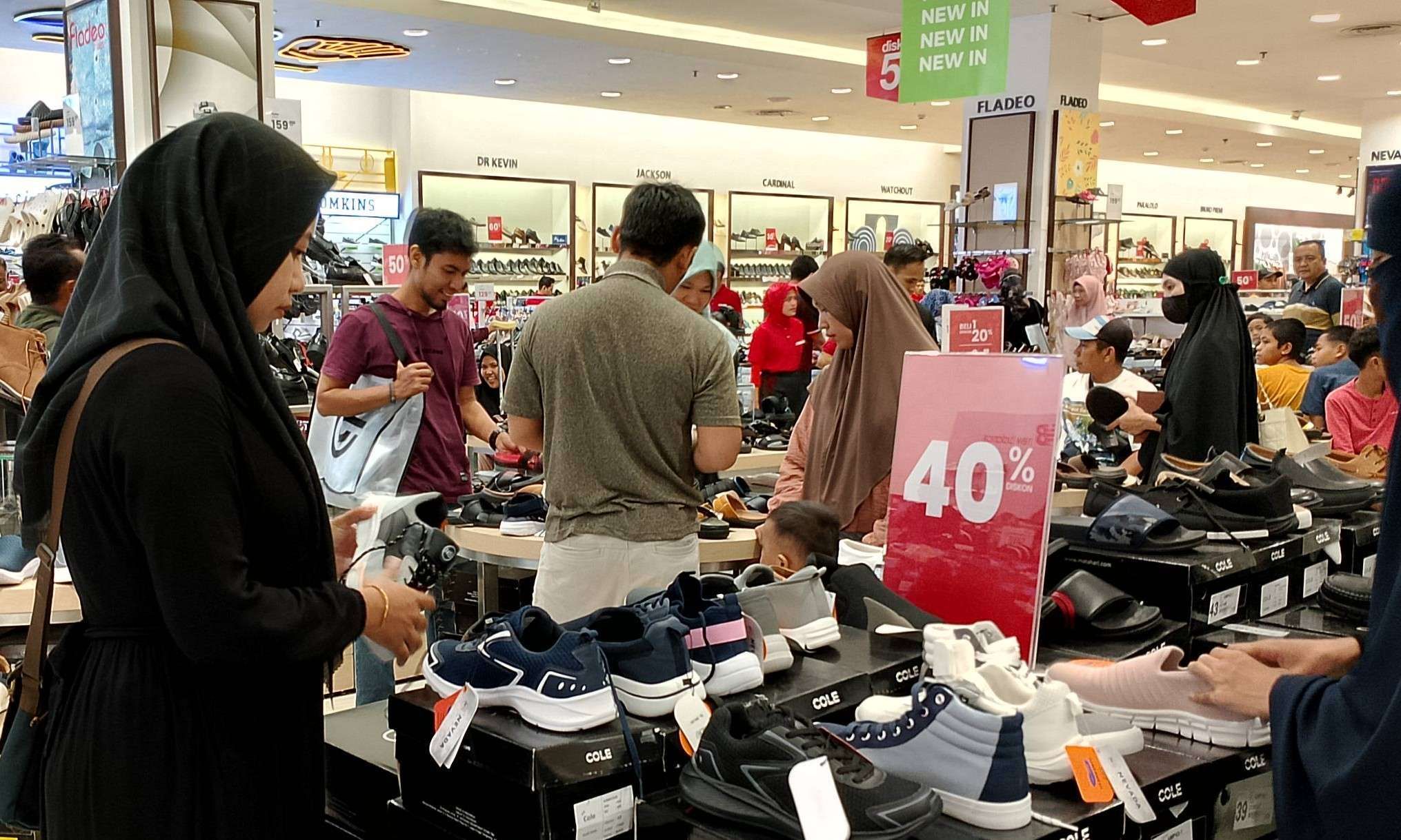 Mereka Datang, Mereka Lihat, Tapi Tak Membeli
